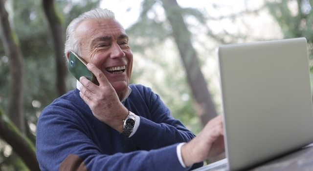 senior man talking on the smartphone 640.jpg