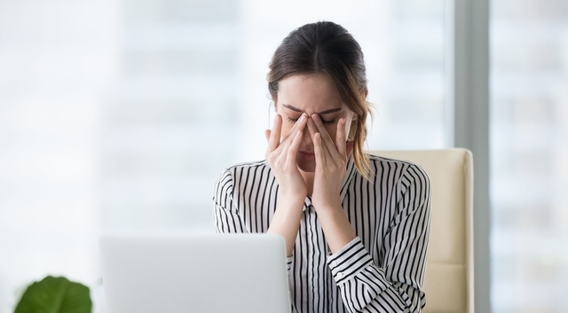 woman suffering from dry eyes 640×350 1.jpg